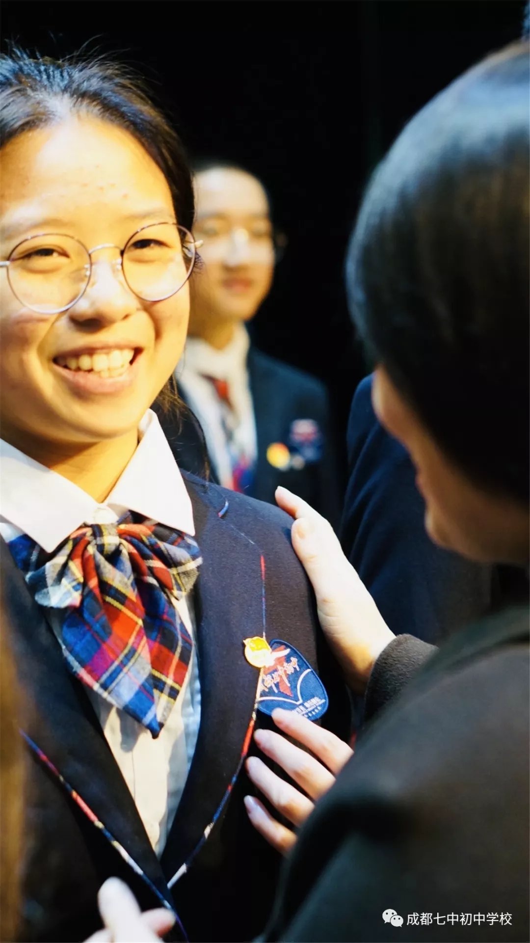 党员教师为新团员佩戴团徽