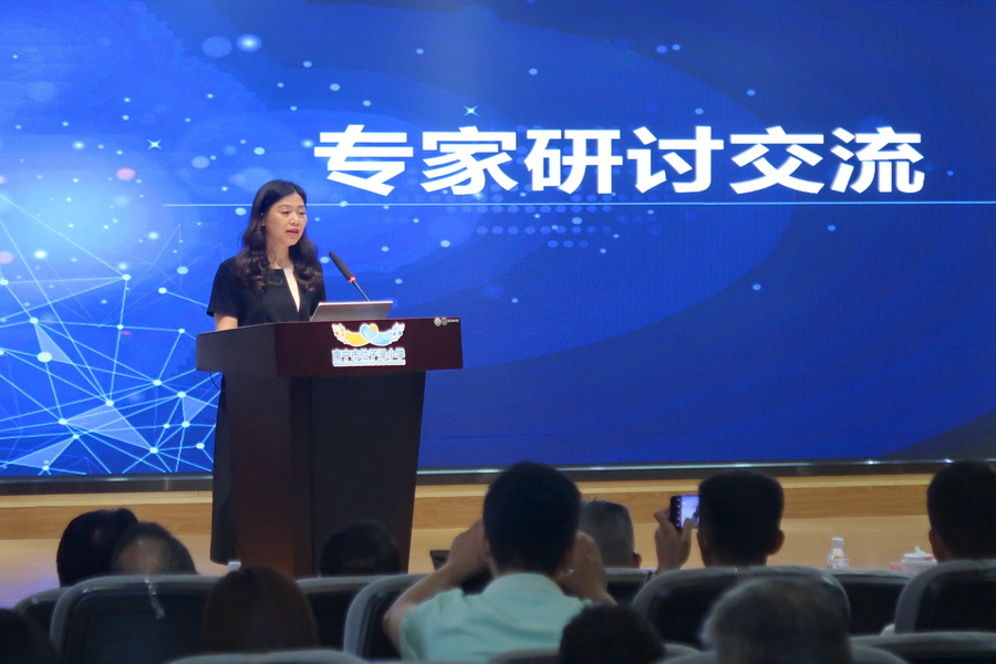 成都七中初中学校应邀在广西中小学人工智能教育基地交流和研修活动中进行专题分享